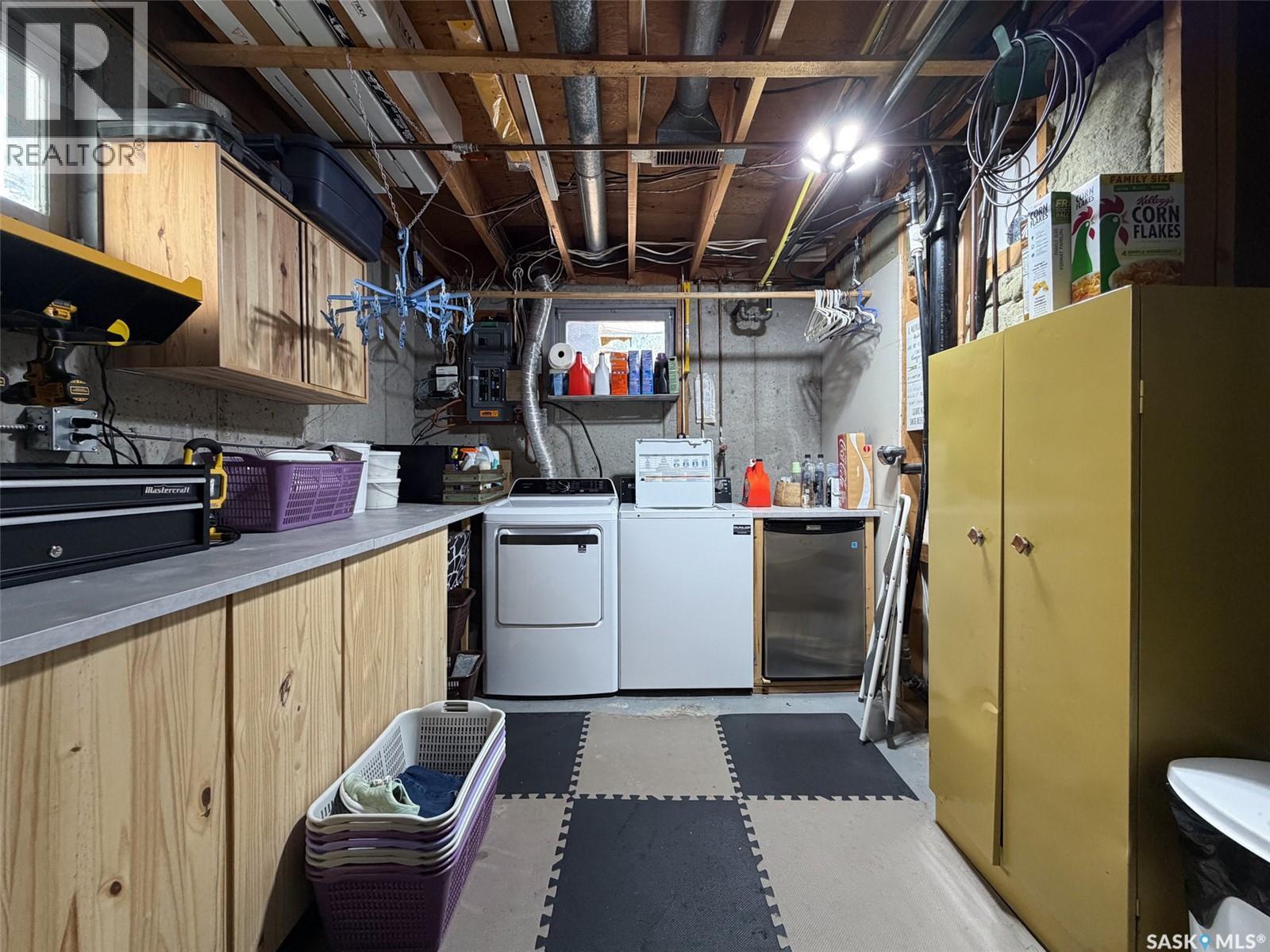 386 4Th Street E, Shaunavon, SK - Indoor Photo Showing Laundry Room