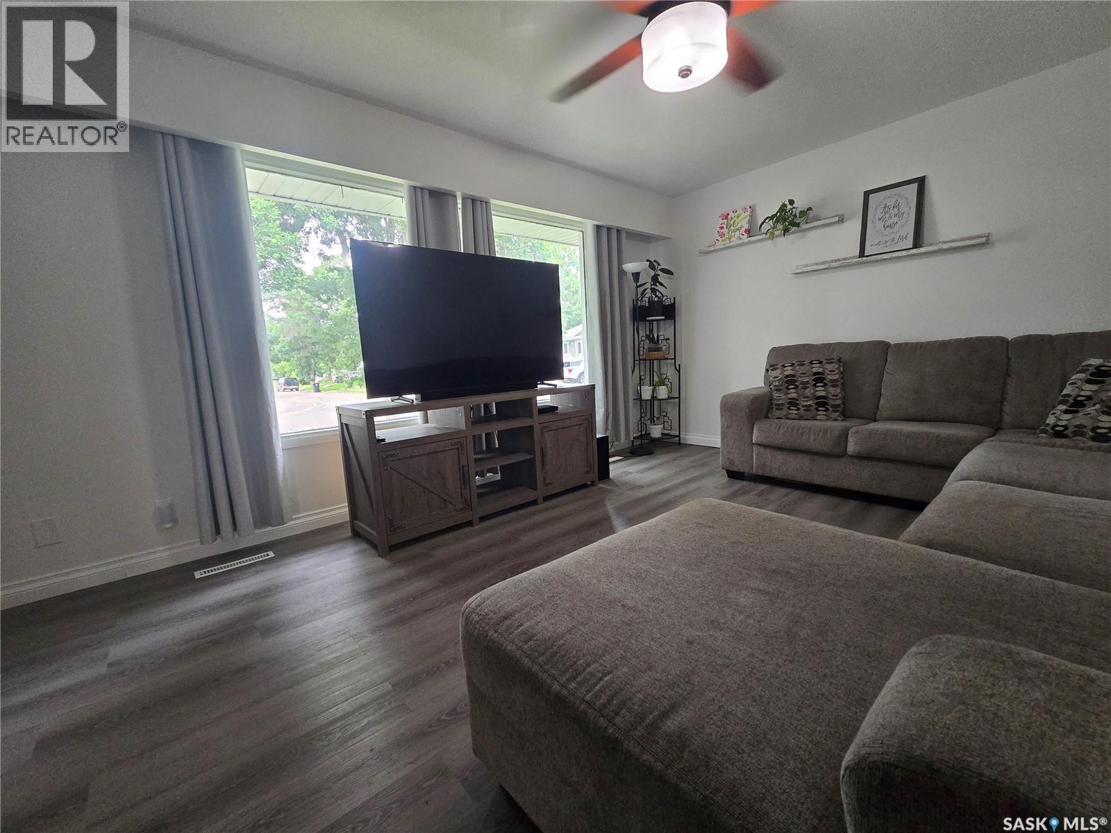 98 13Th Street, Weyburn, SK - Indoor Photo Showing Living Room