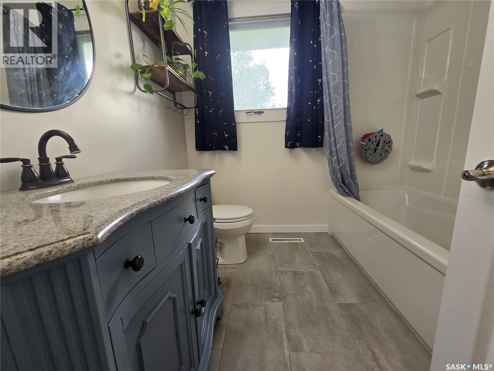 98 13Th Street, Weyburn, SK - Indoor Photo Showing Bathroom