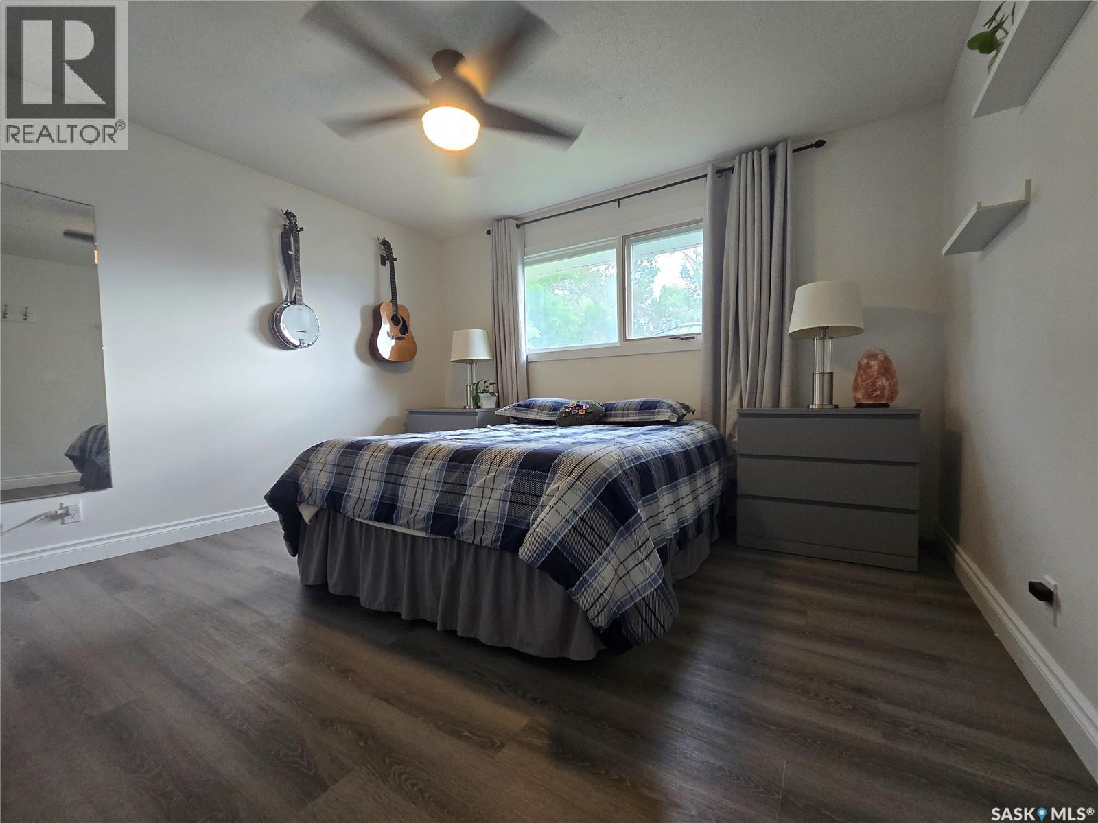 98 13Th Street, Weyburn, SK - Indoor Photo Showing Bedroom