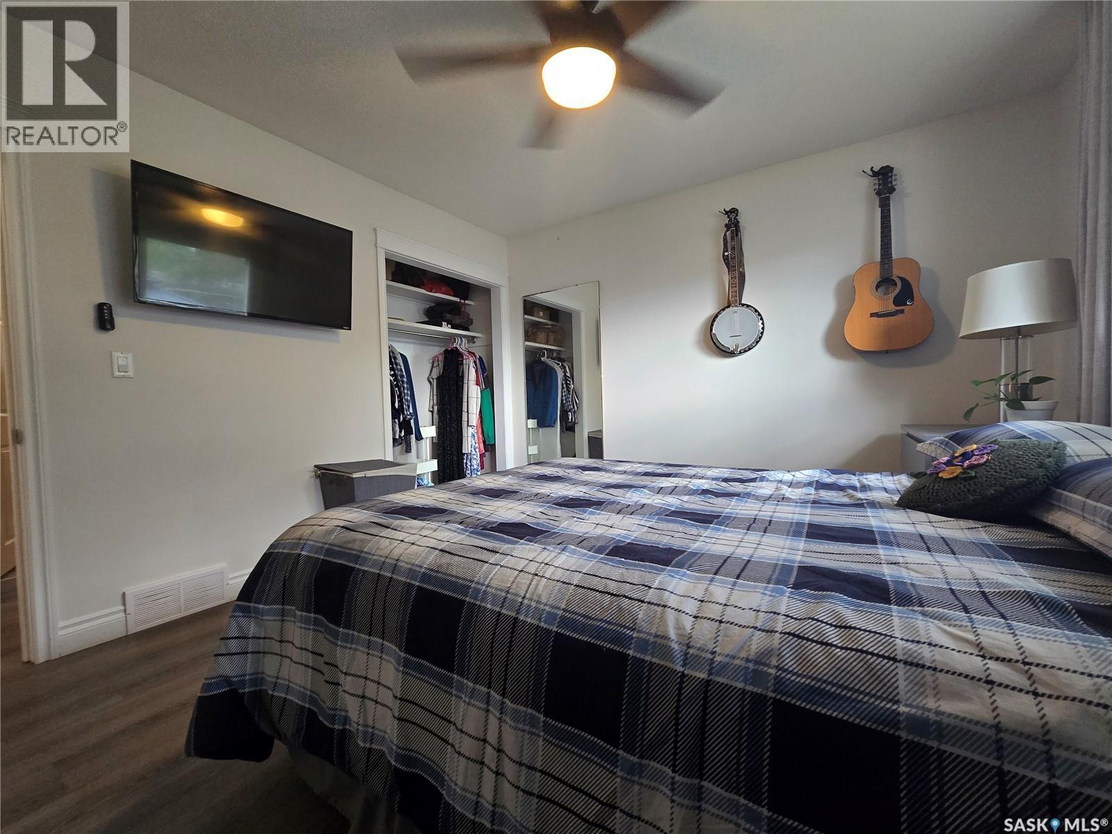 98 13Th Street, Weyburn, SK - Indoor Photo Showing Bedroom