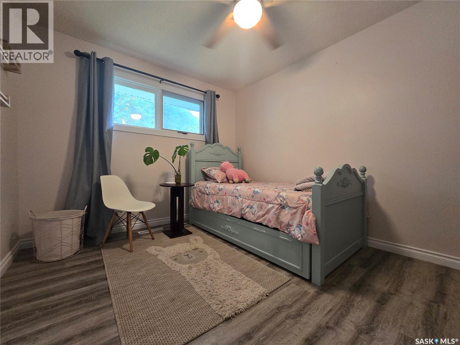 98 13Th Street, Weyburn, SK - Indoor Photo Showing Bedroom