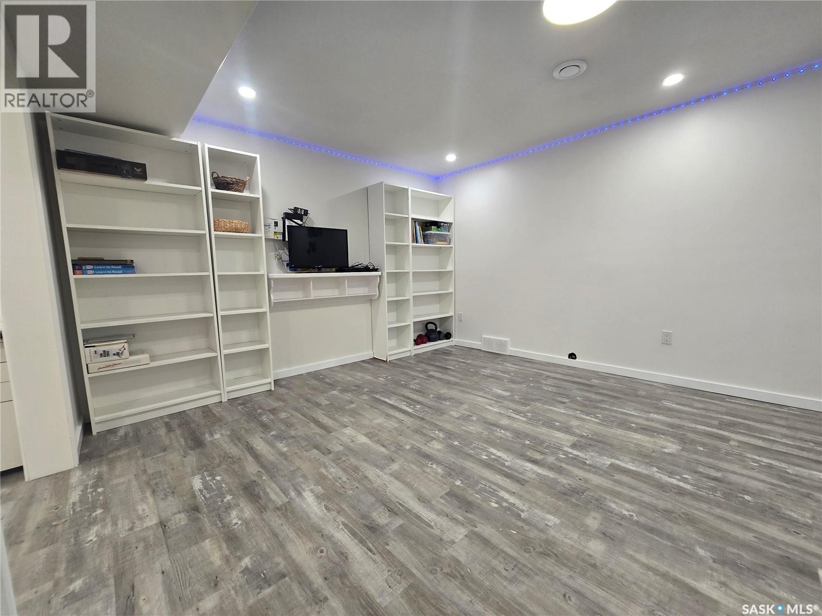 98 13Th Street, Weyburn, SK - Indoor Photo Showing Other Room