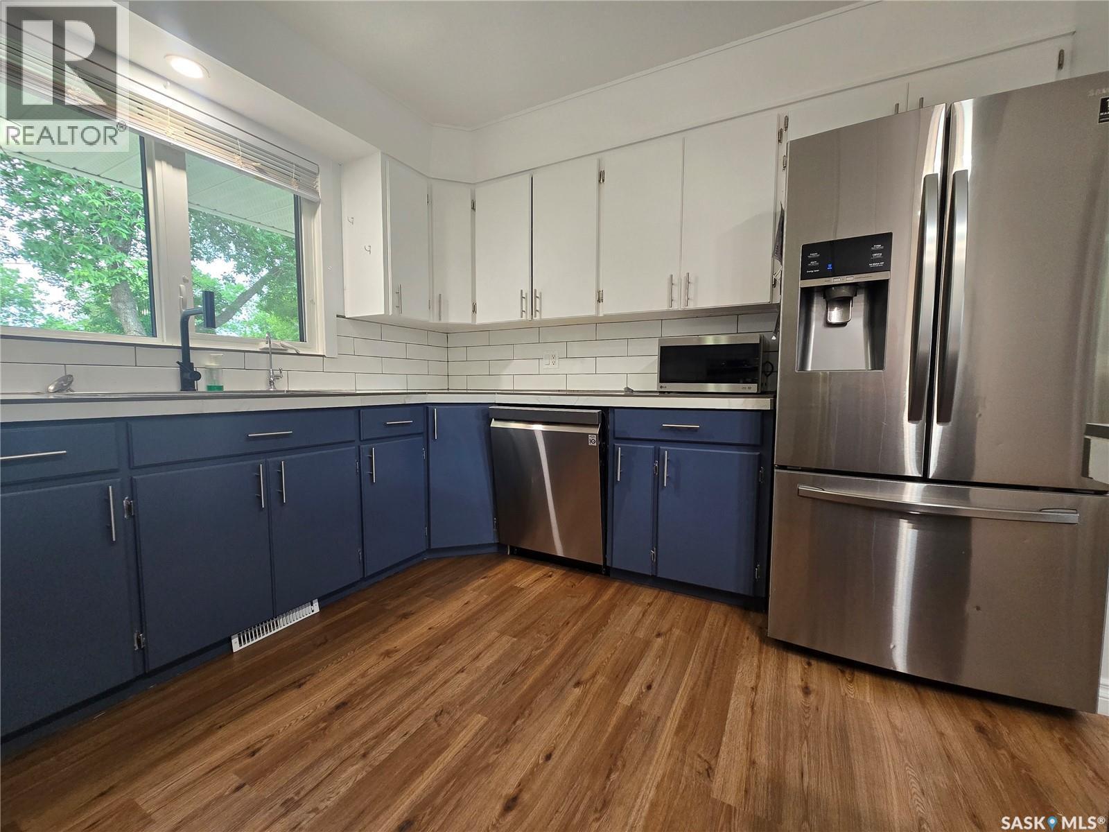 98 13Th Street, Weyburn, SK - Indoor Photo Showing Kitchen