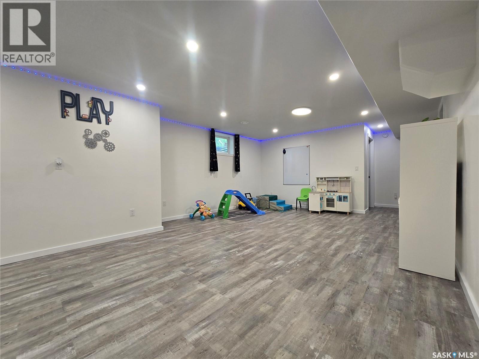 98 13Th Street, Weyburn, SK - Indoor
