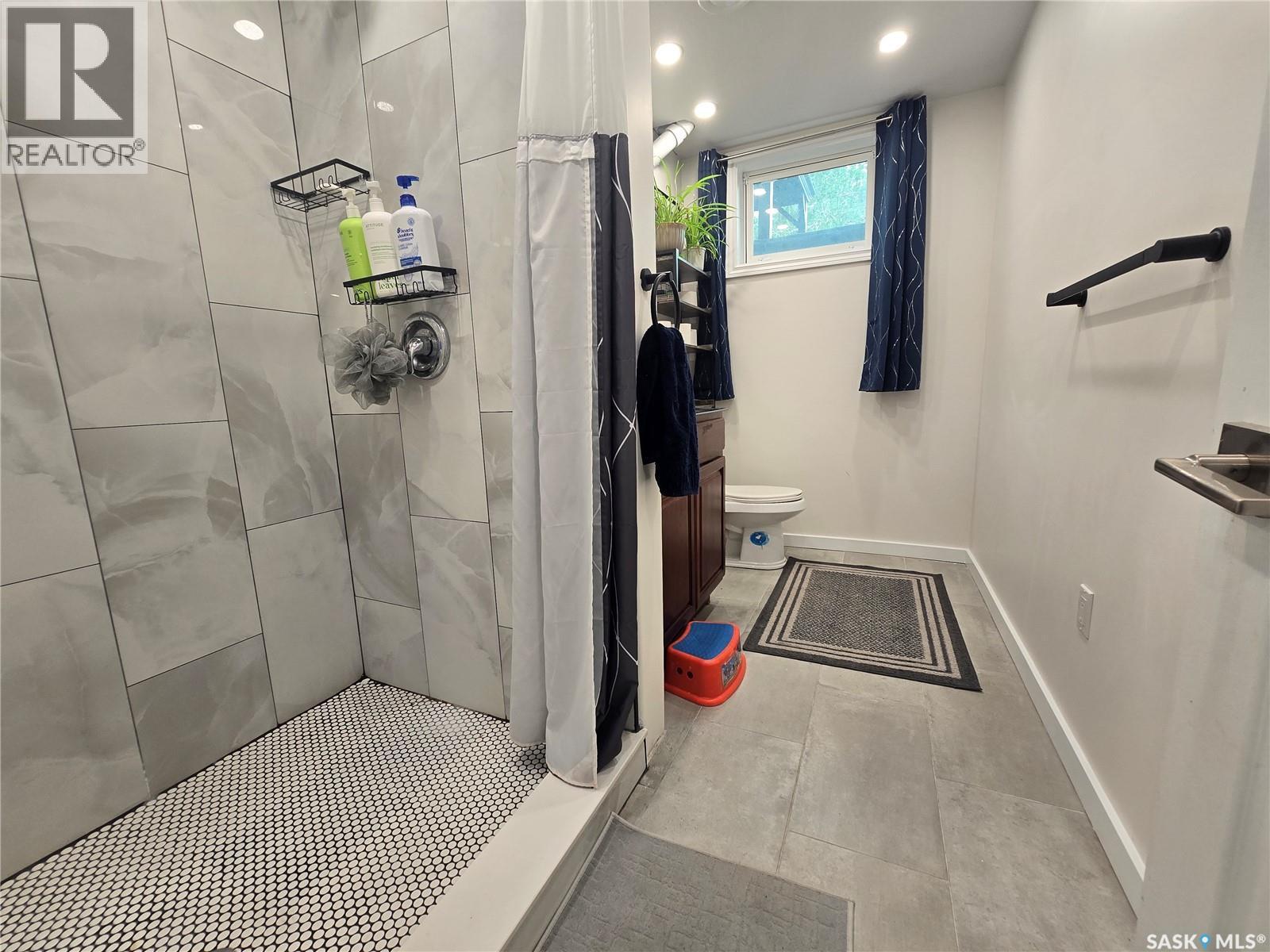 98 13Th Street, Weyburn, SK - Indoor Photo Showing Bathroom