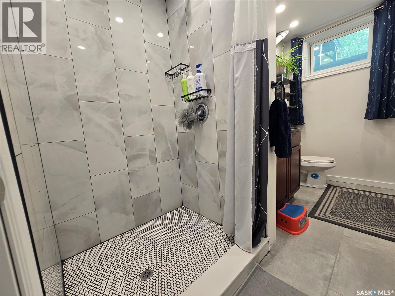 98 13Th Street, Weyburn, SK - Indoor Photo Showing Bathroom