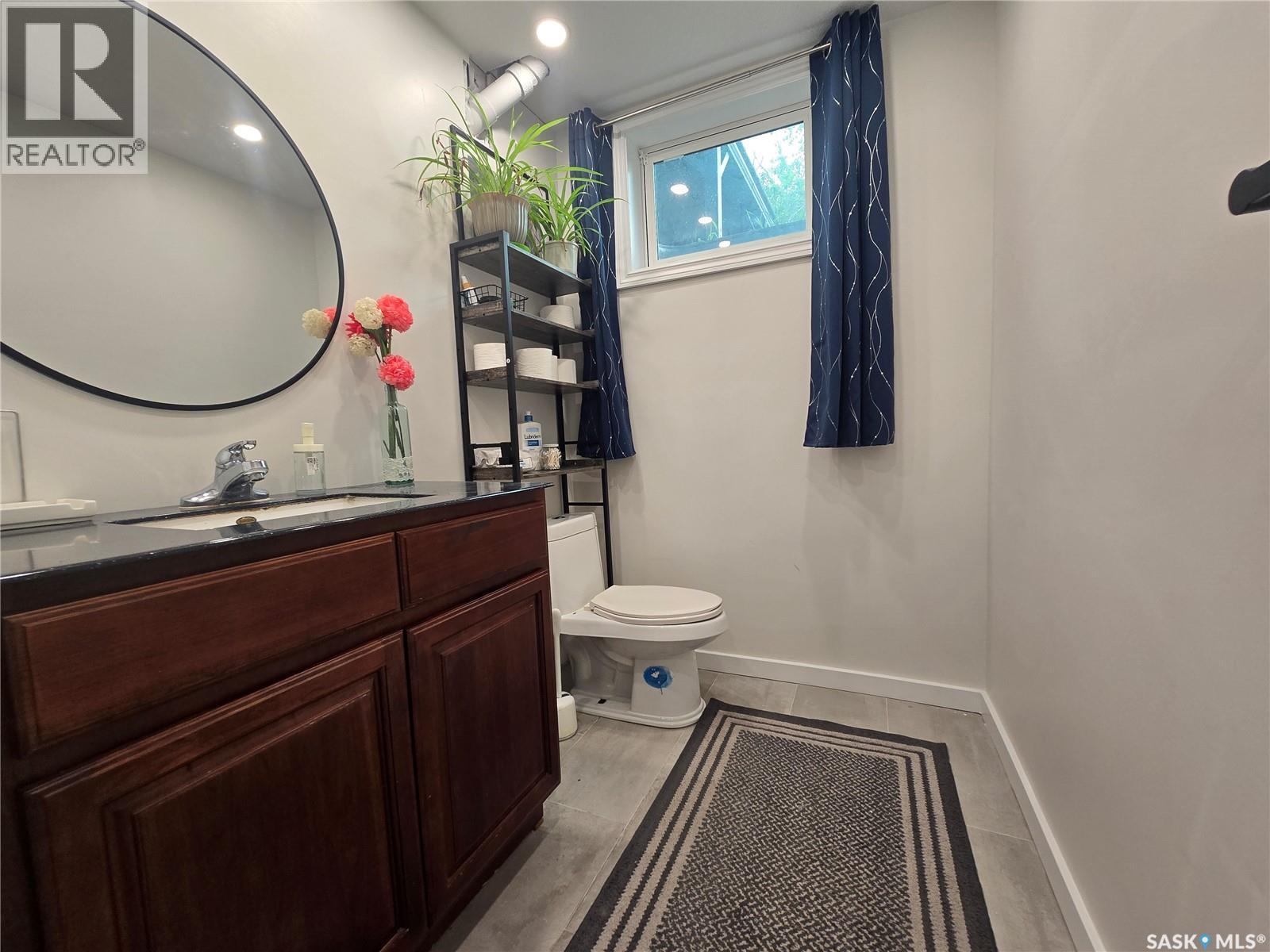98 13Th Street, Weyburn, SK - Indoor Photo Showing Bathroom