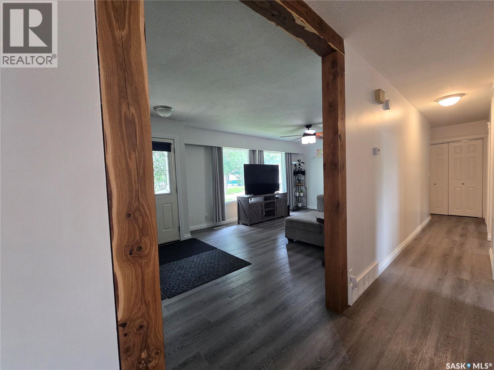 98 13Th Street, Weyburn, SK - Indoor Photo Showing Other Room
