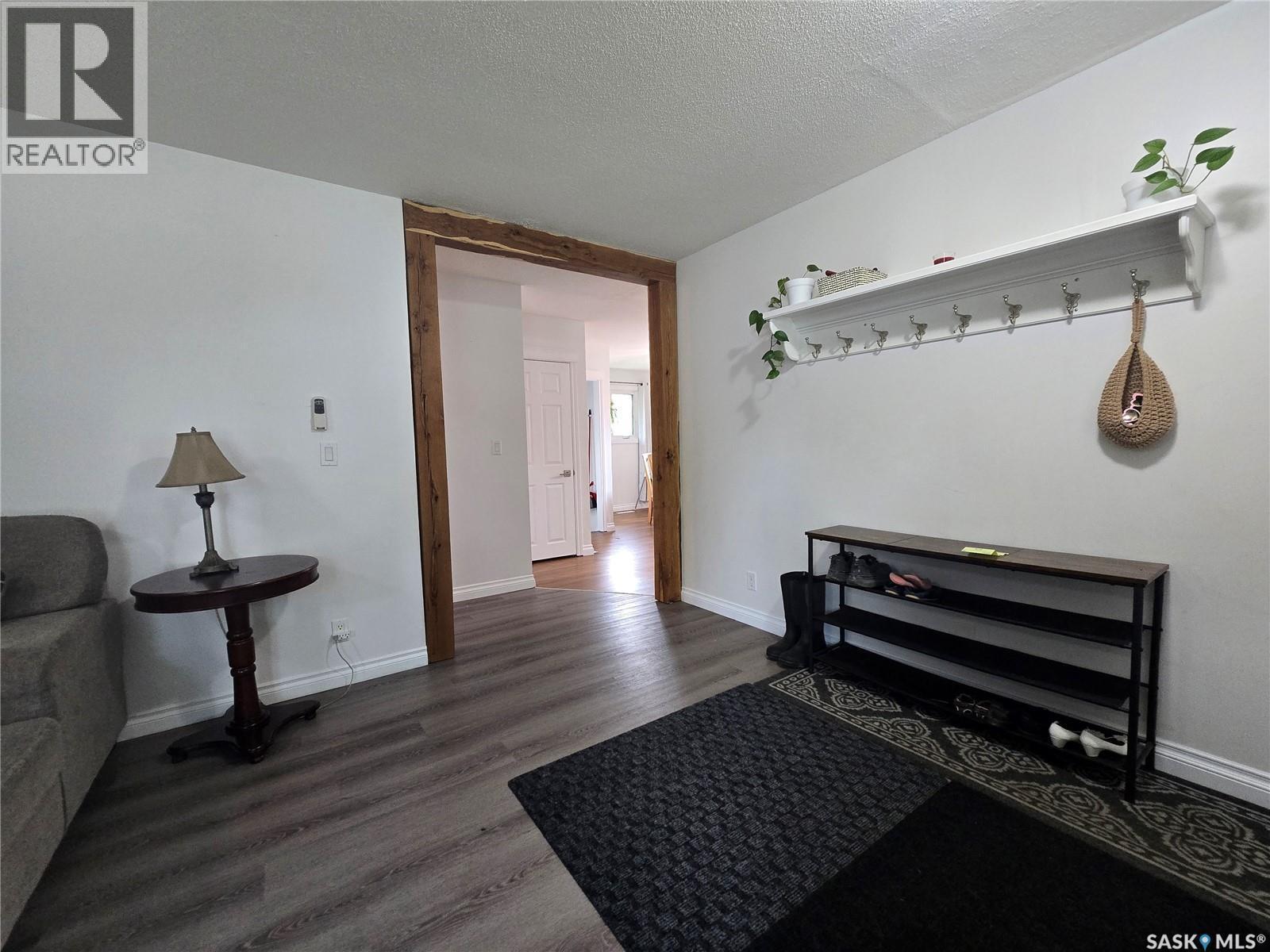 98 13Th Street, Weyburn, SK - Indoor