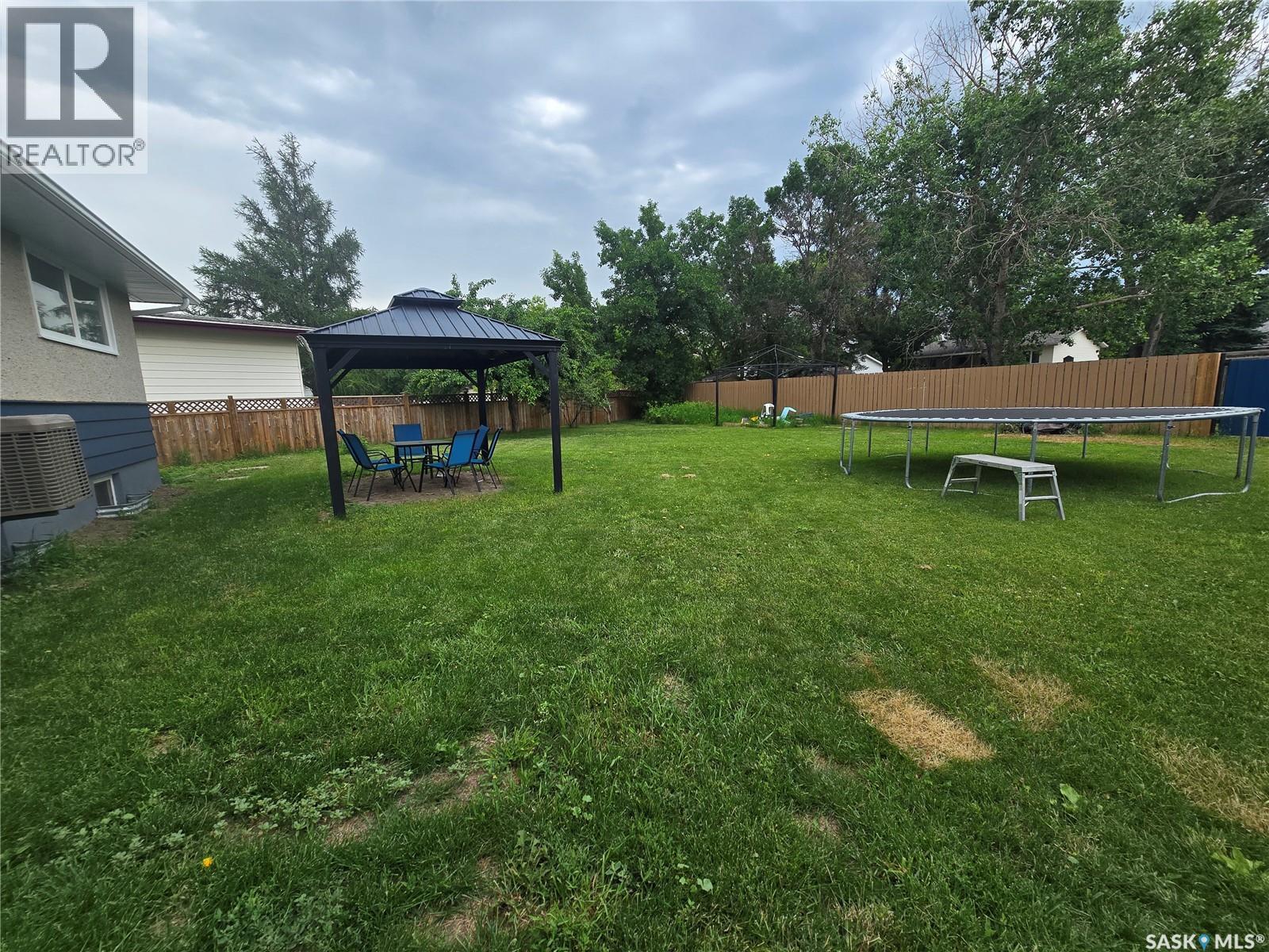 98 13Th Street, Weyburn, SK - Outdoor With Backyard