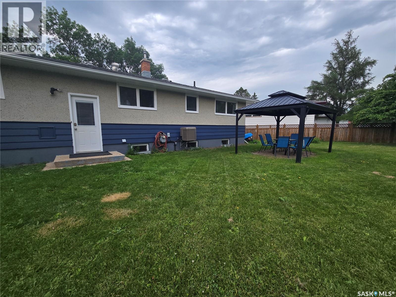 98 13Th Street, Weyburn, SK - Outdoor