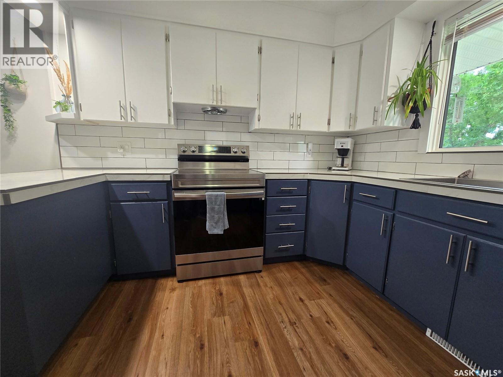 98 13Th Street, Weyburn, SK - Indoor Photo Showing Kitchen
