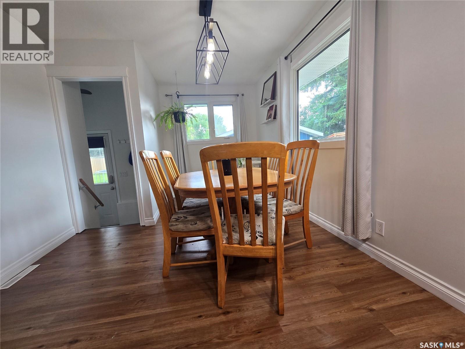 98 13Th Street, Weyburn, SK - Indoor Photo Showing Dining Room