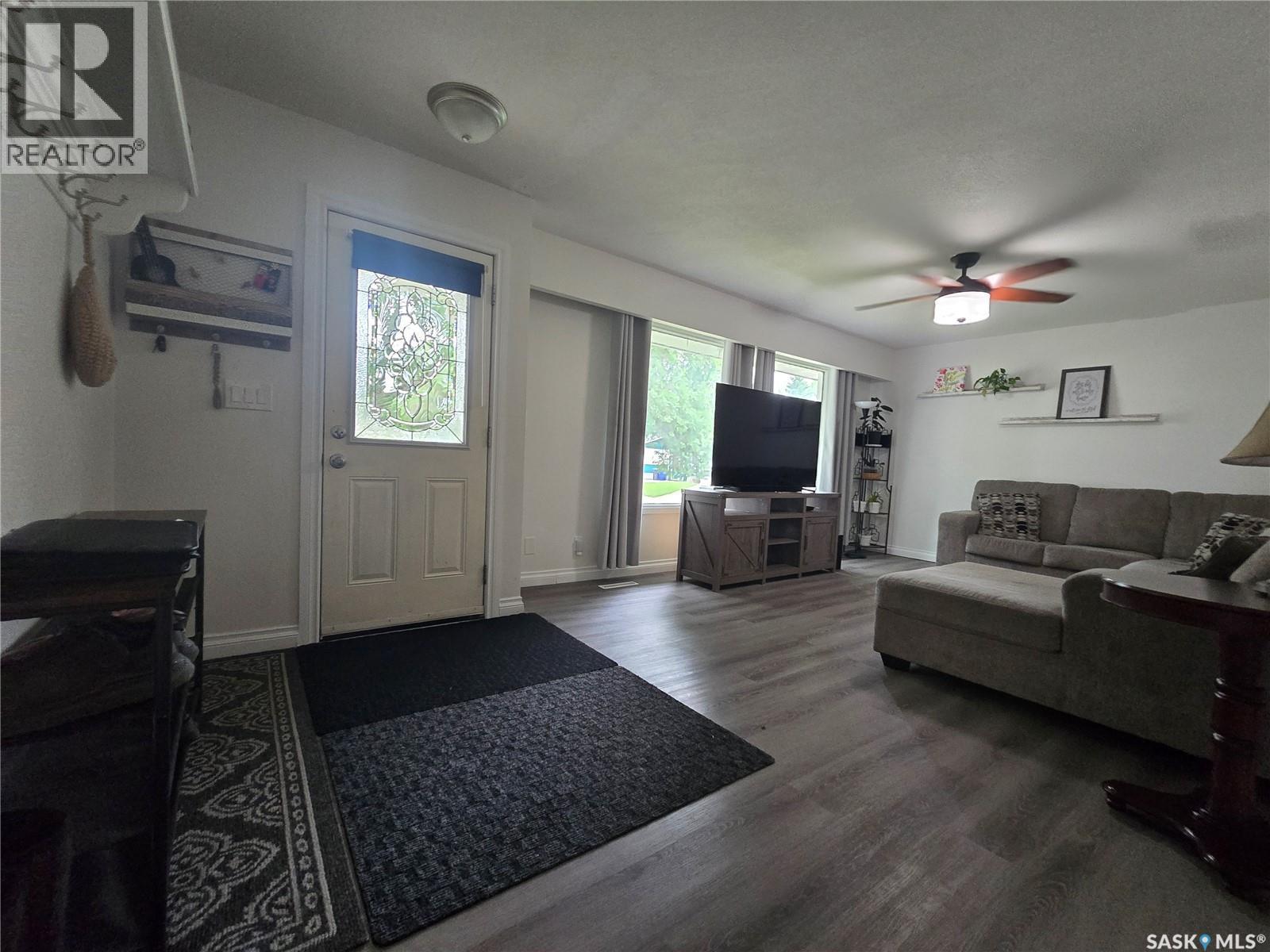 98 13Th Street, Weyburn, SK - Indoor Photo Showing Living Room