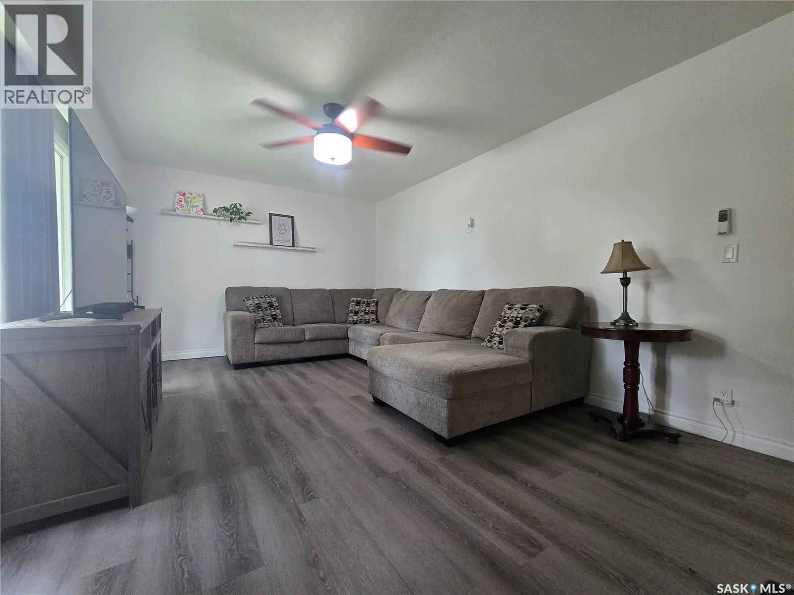 98 13Th Street, Weyburn, SK - Indoor Photo Showing Living Room