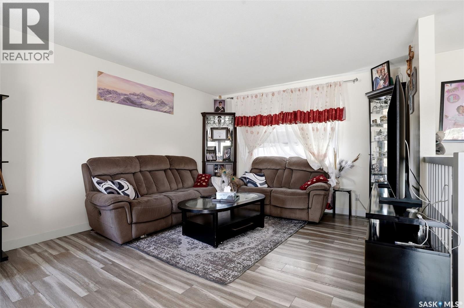 46 Mossing Bay, Regina, SK - Indoor Photo Showing Living Room