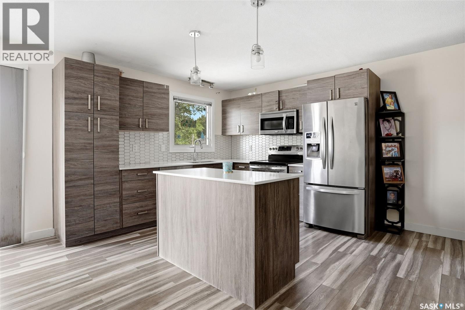 46 Mossing Bay, Regina, SK - Indoor Photo Showing Kitchen With Stainless Steel Kitchen With Upgraded Kitchen