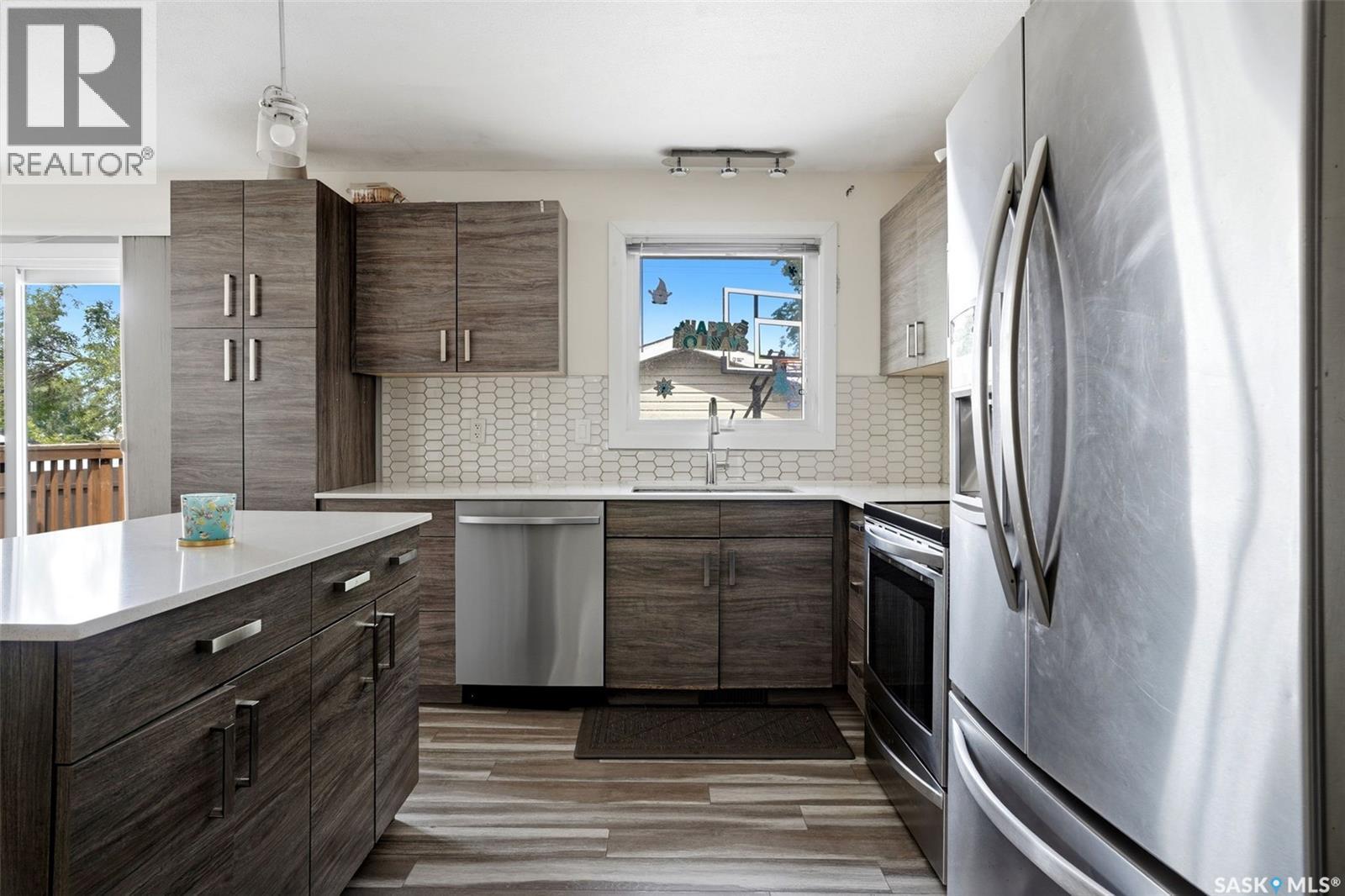 46 Mossing Bay, Regina, SK - Indoor Photo Showing Kitchen With Stainless Steel Kitchen With Upgraded Kitchen