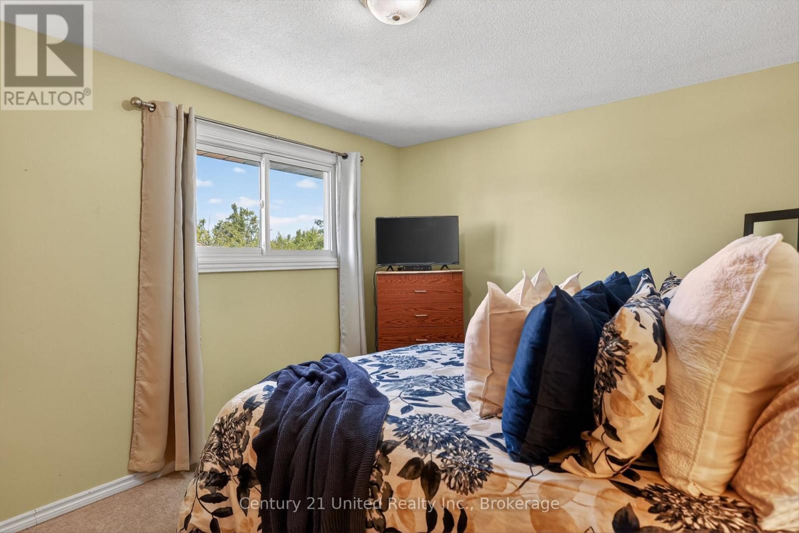 1190 Nuforest Drive, Selwyn, ON - Indoor Photo Showing Bedroom