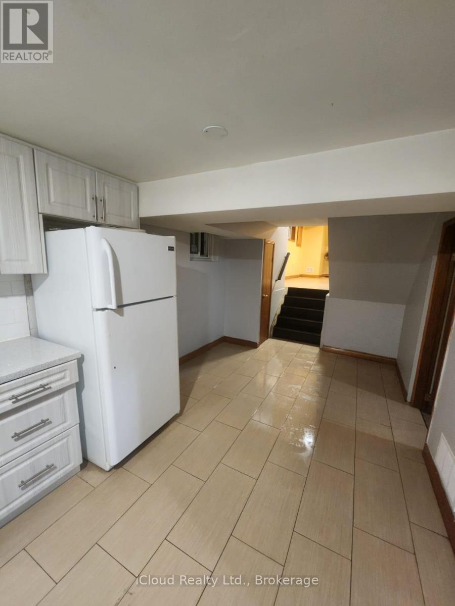 2631 Roblo Road, Mississauga, ON - Indoor Photo Showing Kitchen