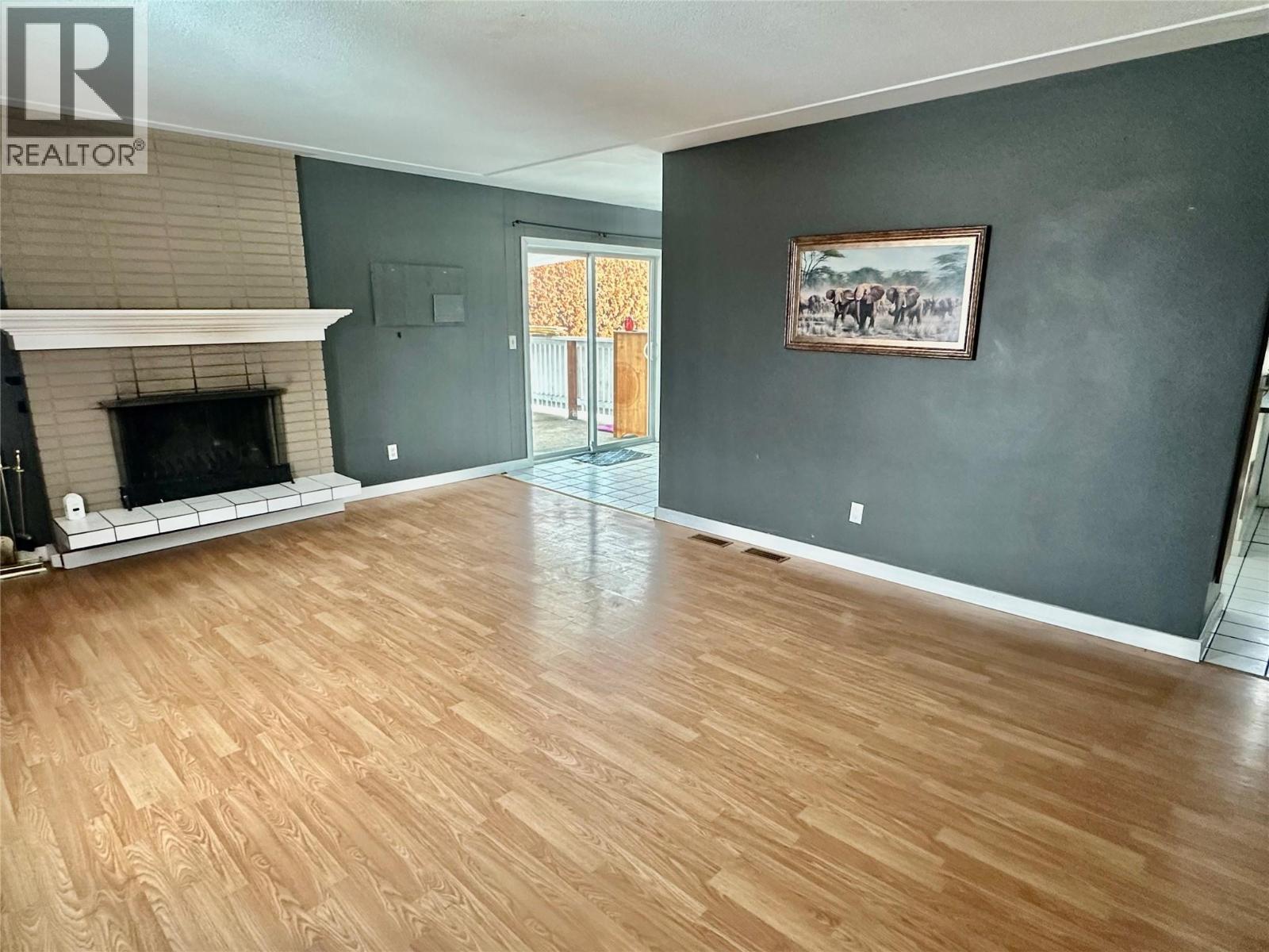 475 Hollywood Road S, Kelowna, BC - Indoor Photo Showing Living Room With Fireplace