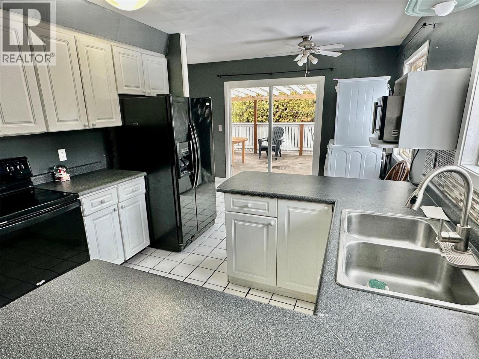 475 Hollywood Road S, Kelowna, BC - Indoor Photo Showing Kitchen With Double Sink