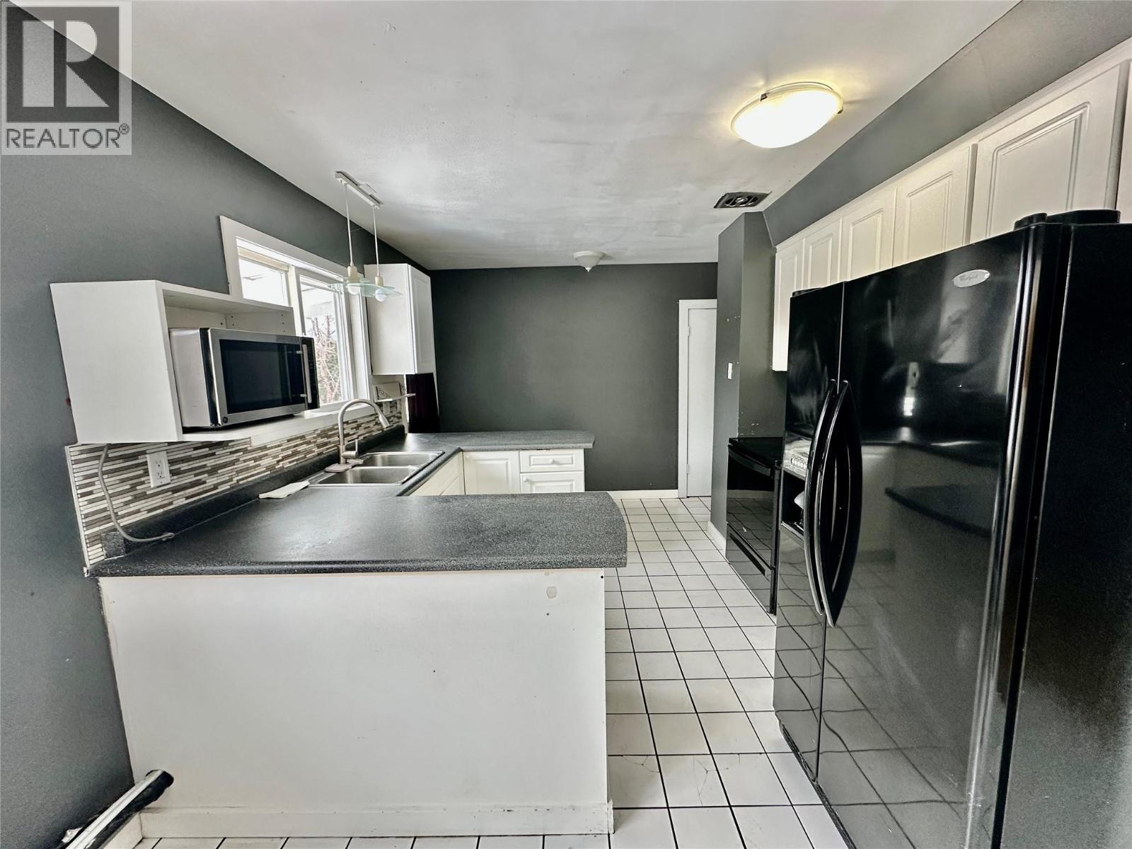 475 Hollywood Road S, Kelowna, BC - Indoor Photo Showing Kitchen With Double Sink