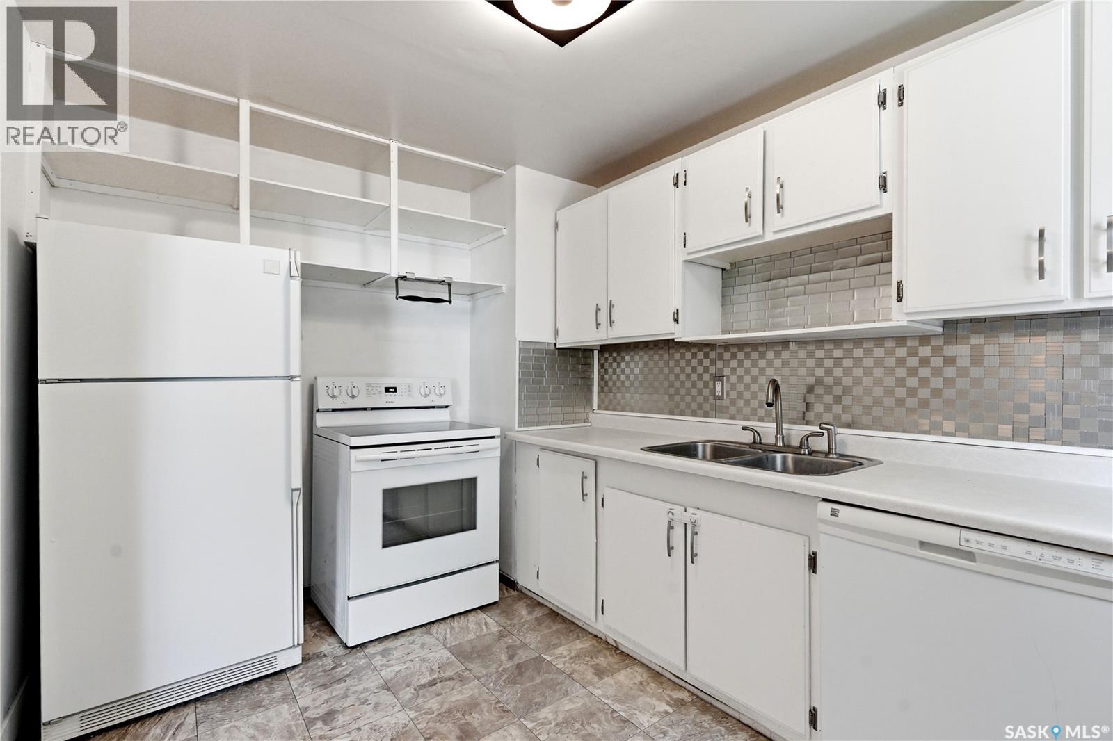 927 4Th Avenue N, Saskatoon, SK - Indoor Photo Showing Kitchen With Double Sink