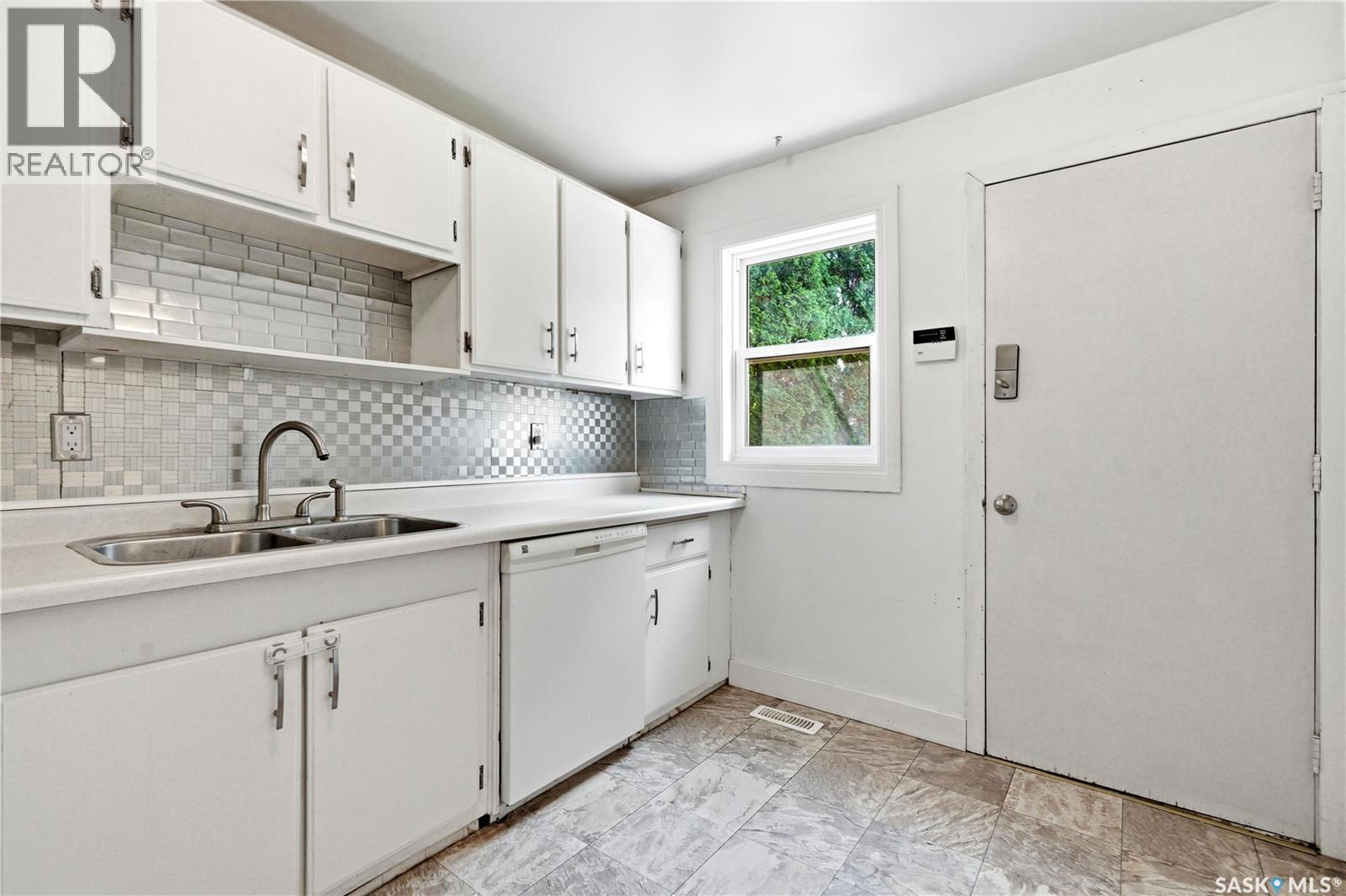 927 4Th Avenue N, Saskatoon, SK - Indoor Photo Showing Kitchen With Double Sink