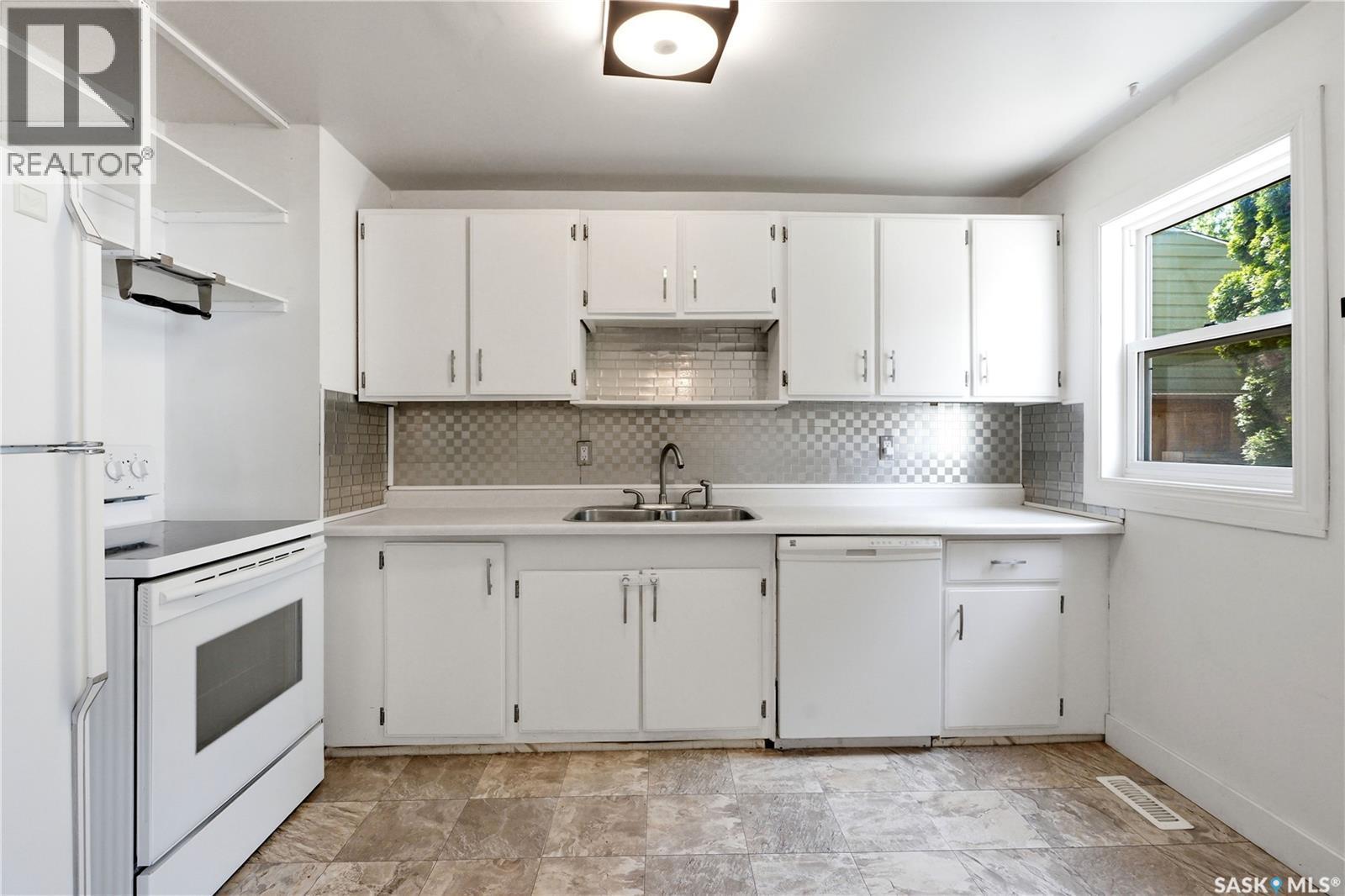 927 4Th Avenue N, Saskatoon, SK - Indoor Photo Showing Kitchen With Double Sink