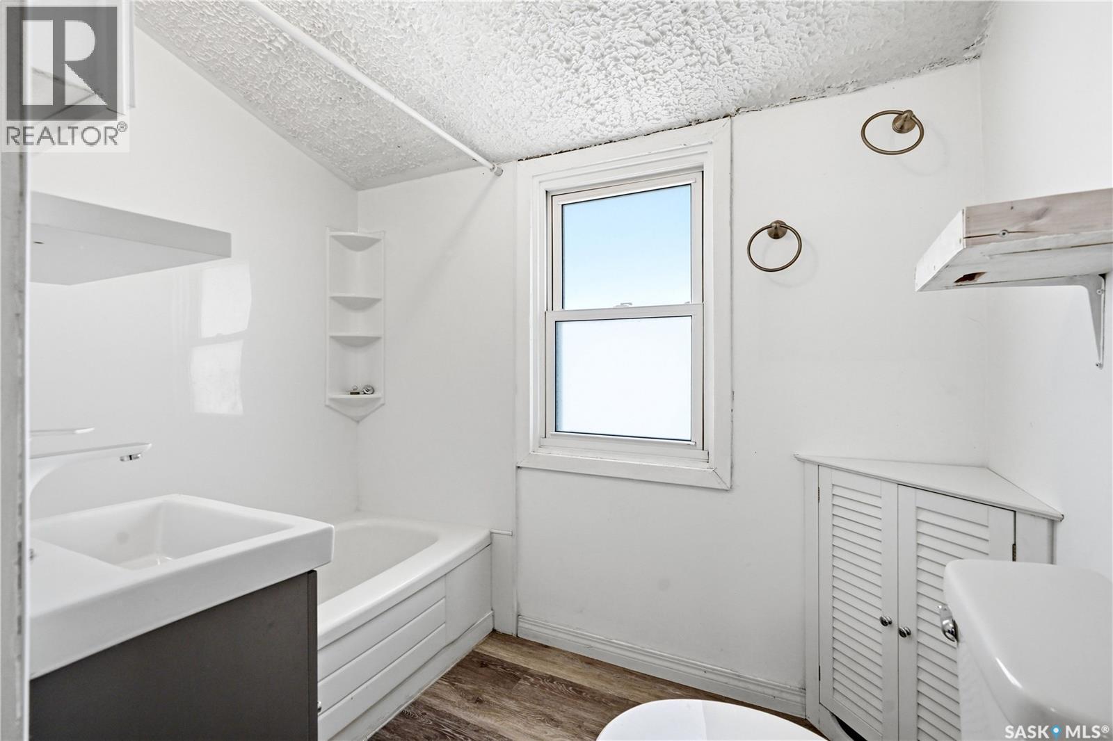 927 4Th Avenue N, Saskatoon, SK - Indoor Photo Showing Bathroom