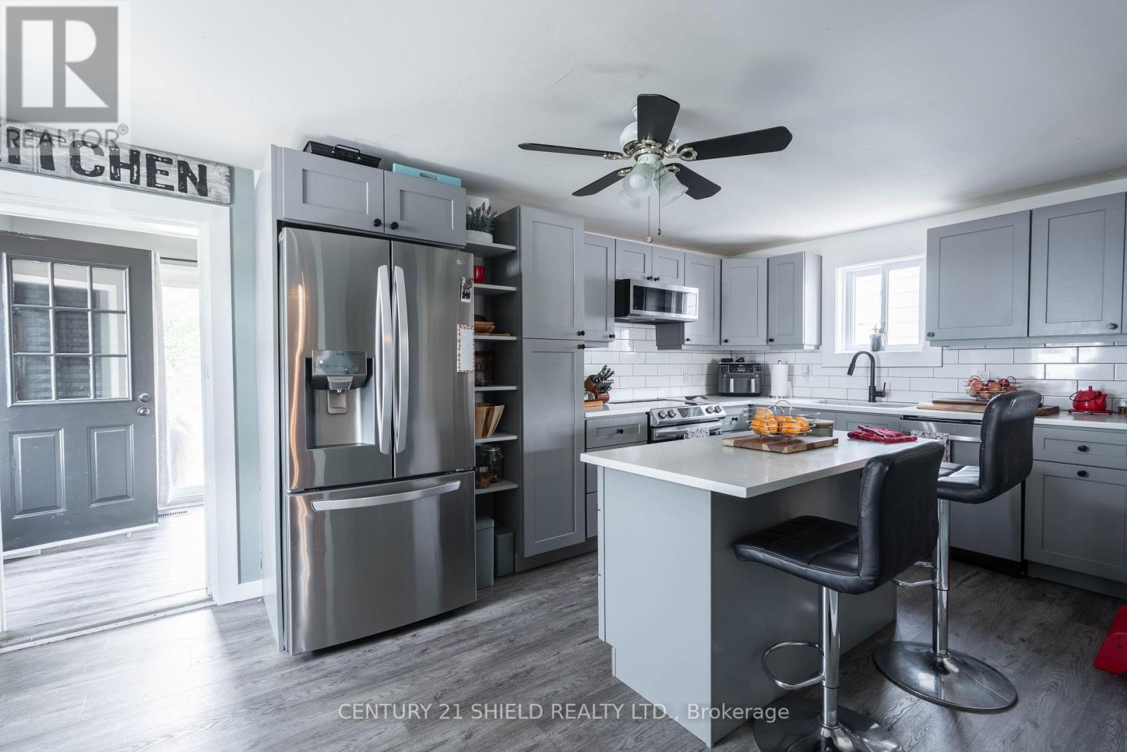 813 York Street, Cornwall, ON - Indoor Photo Showing Kitchen With Upgraded Kitchen