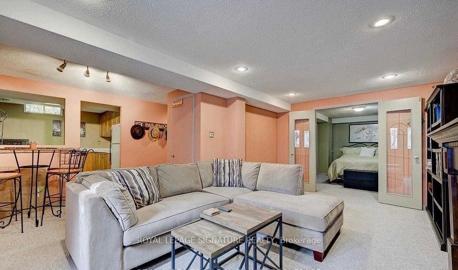 608 Springview Drive, Pickering, ON - Indoor Photo Showing Living Room