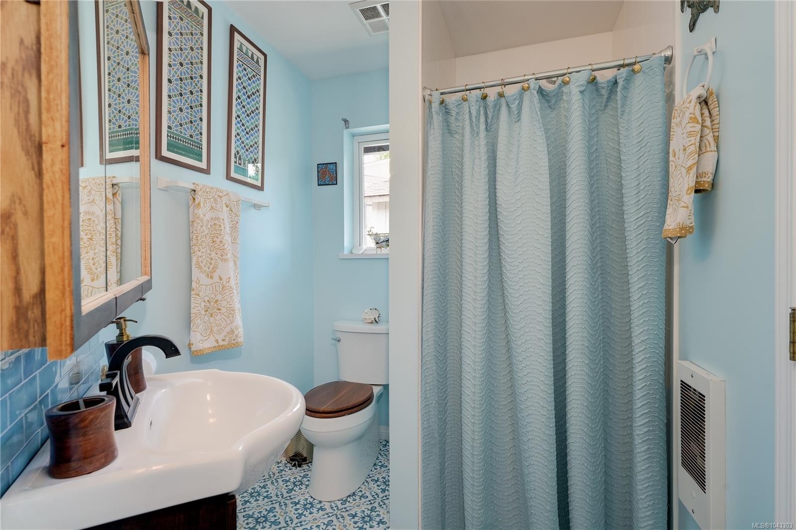 2165 Maple Ave, Sooke, BC - Indoor Photo Showing Bathroom