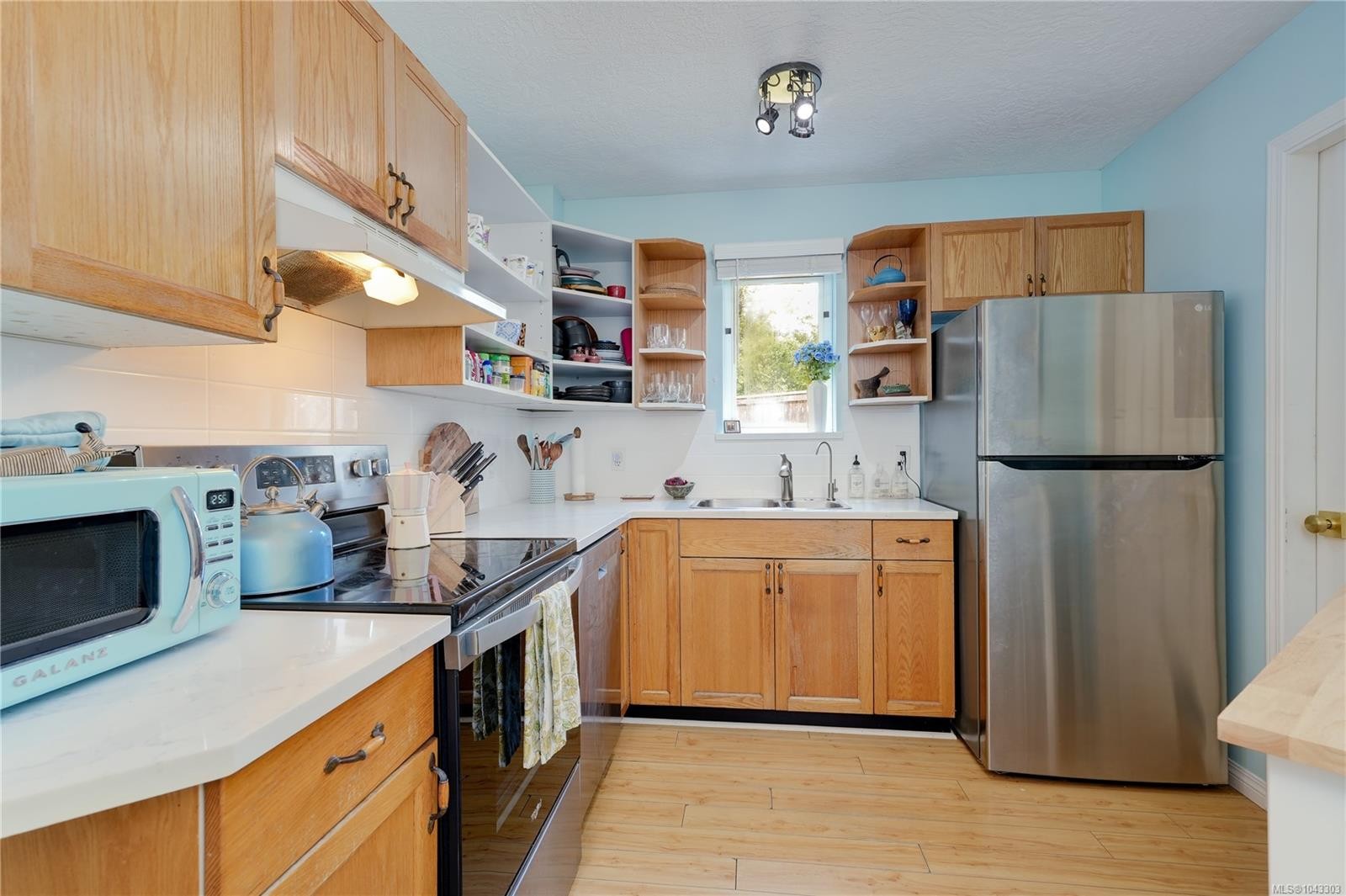 2165 Maple Ave, Sooke, BC - Indoor Photo Showing Kitchen
