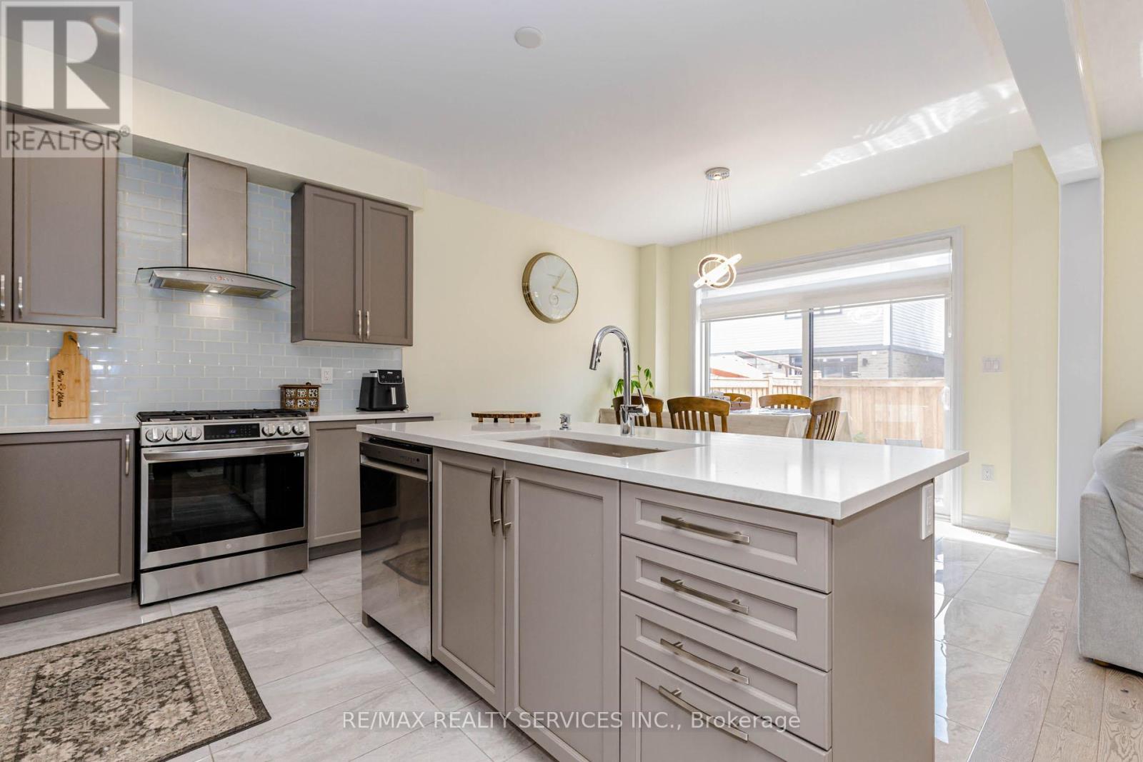 67 Malcolm Crescent, Haldimand, ON - Indoor Photo Showing Kitchen With Upgraded Kitchen