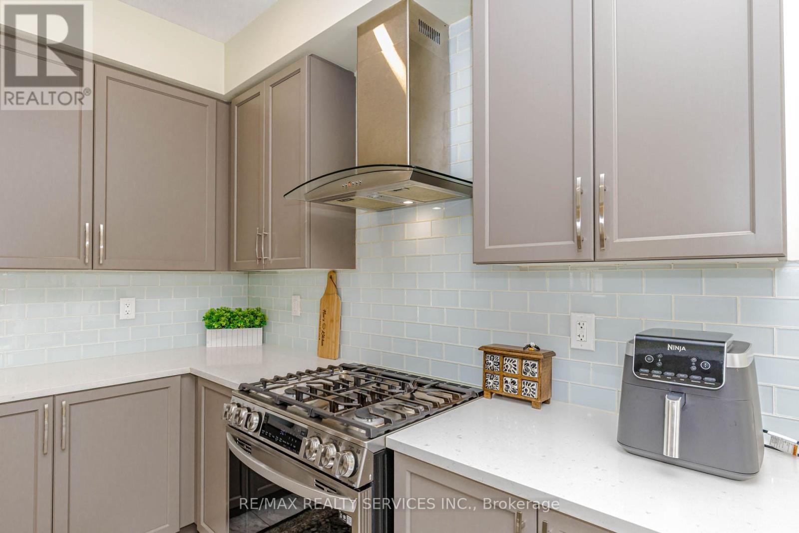 67 Malcolm Crescent, Haldimand, ON - Indoor Photo Showing Kitchen