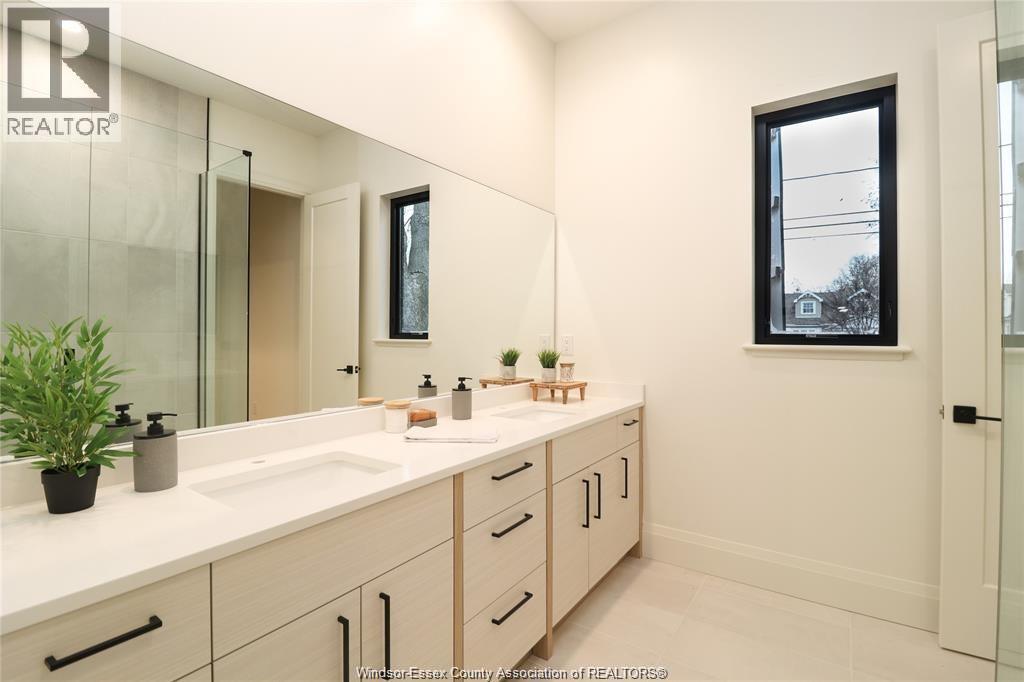 654 Lily Mac, Windsor, ON - Indoor Photo Showing Bathroom