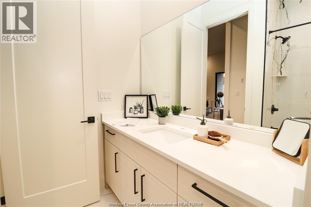 654 Lily Mac, Windsor, ON - Indoor Photo Showing Bathroom