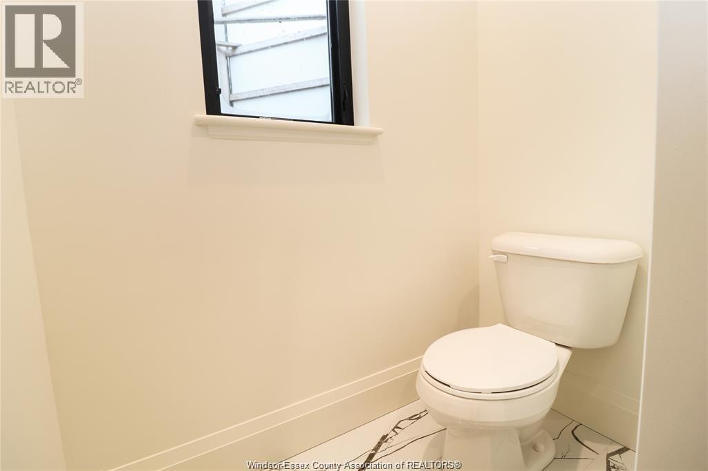 654 Lily Mac, Windsor, ON - Indoor Photo Showing Bathroom