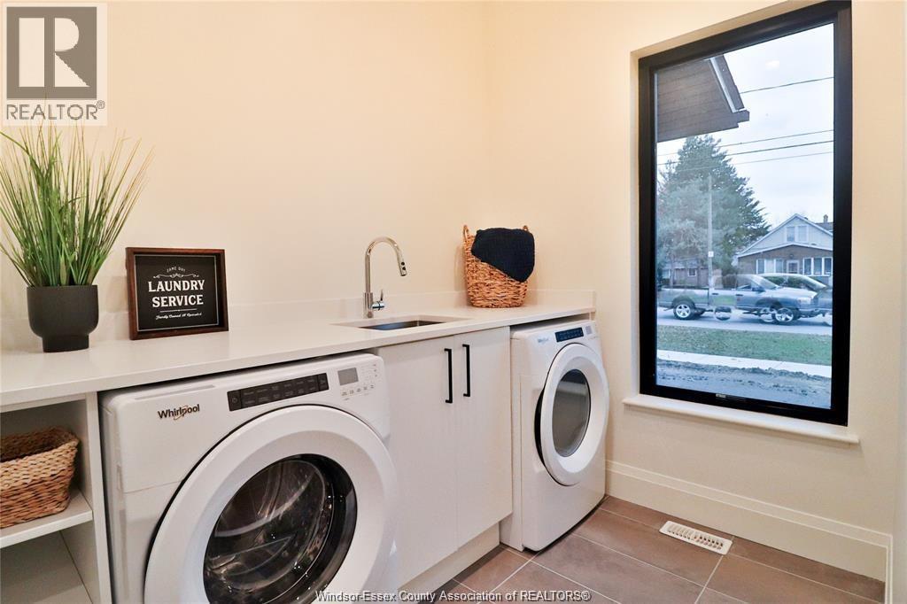 654 Lily Mac, Windsor, ON - Indoor Photo Showing Laundry Room