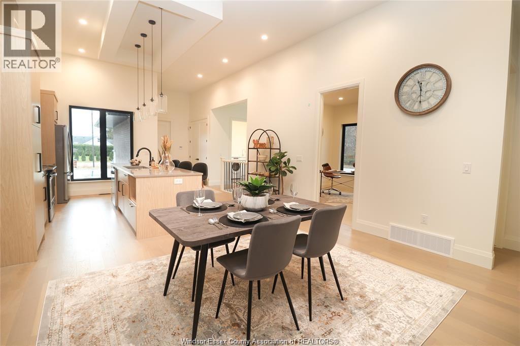 654 Lily Mac, Windsor, ON - Indoor Photo Showing Dining Room