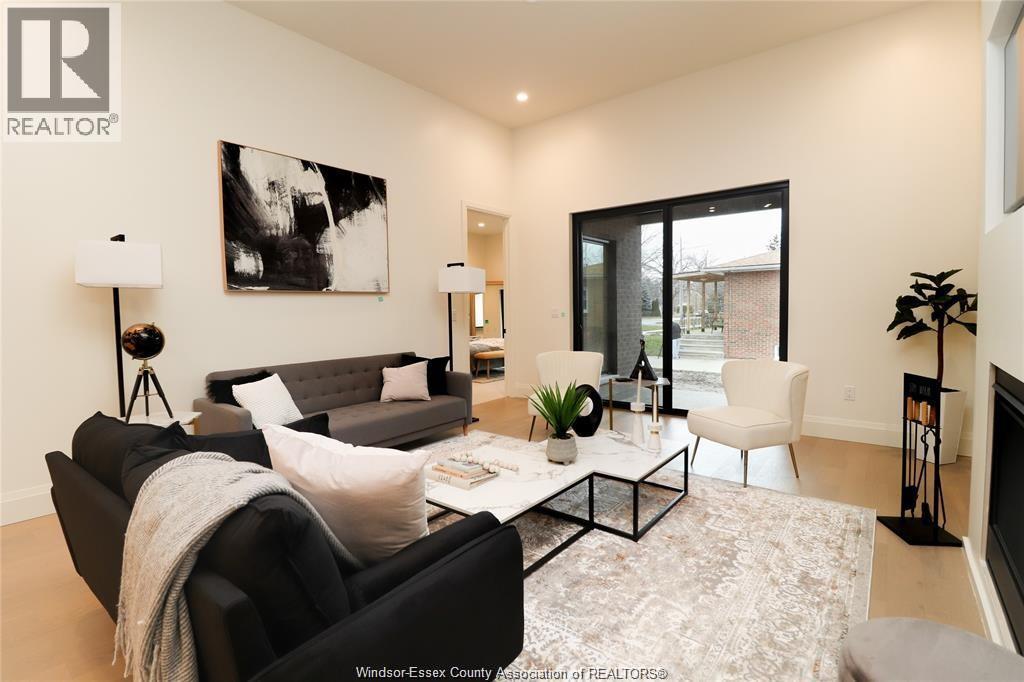 654 Lily Mac, Windsor, ON - Indoor Photo Showing Living Room
