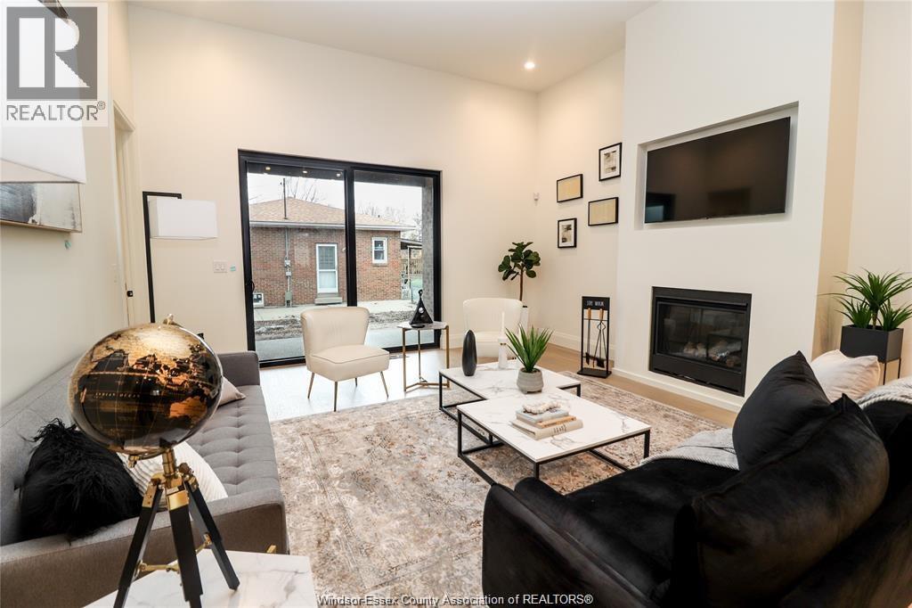 654 Lily Mac, Windsor, ON - Indoor Photo Showing Living Room With Fireplace