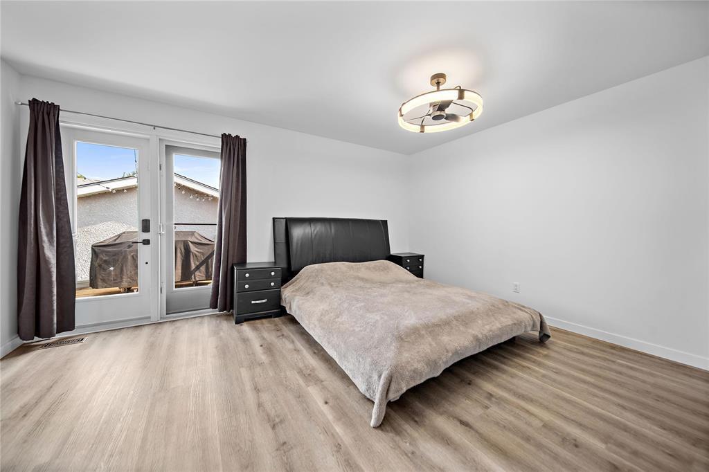 33 Maitland Drive, Winnipeg, MB - Indoor Photo Showing Bedroom