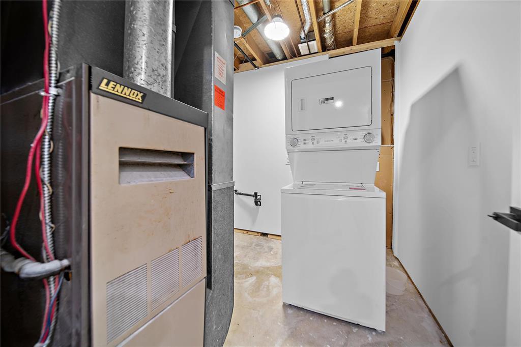 33 Maitland Drive, Winnipeg, MB - Indoor Photo Showing Laundry Room