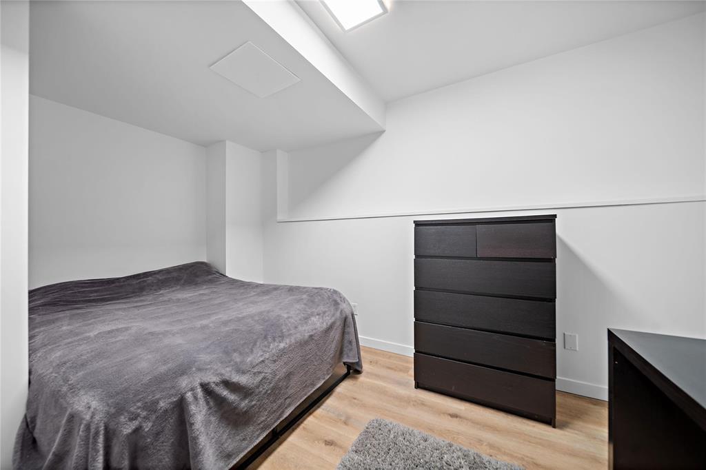 33 Maitland Drive, Winnipeg, MB - Indoor Photo Showing Bedroom