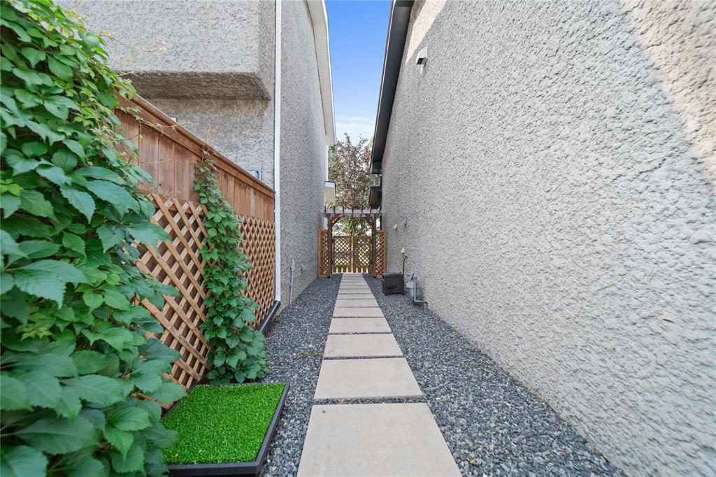 33 Maitland Drive, Winnipeg, MB - Outdoor