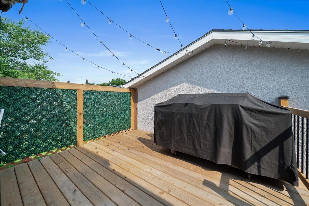 33 Maitland Drive, Winnipeg, MB - Outdoor With Deck Patio Veranda With Exterior